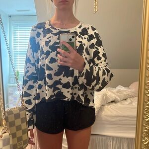 Size xs but fits like a bigger size s. Super cute and easy to style.